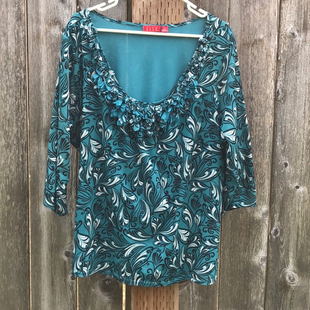 Top with ruffled neck & 3/4 sleeves. Body lined